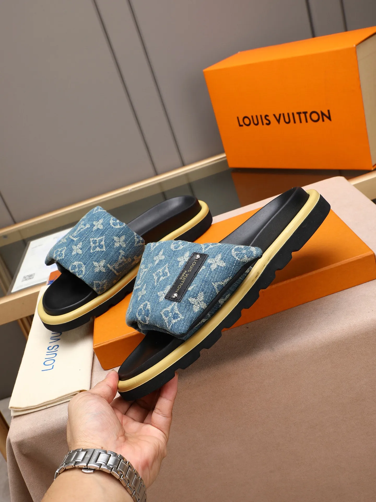 PP360 [LOUIS VUITTON] Louis Vuitton, LV printing, men's and women's slippers are on the market. The drawer box packaging comes with a cloth bag and a card. The upper pattern looks very soft and waxy, and it is a super versatile leg slimming tool. Fabric: imported denim/canvas/old fabric, LV hardware LOGO, official website pattern printing, comfortable to wear, feet: high-elastic PU water table. Sole: foam sole, heel height: about 5cm. Code number: 35-46, 35, 45, 46 are custom-made and non-returnable. Color: multiple colors and styles available.
